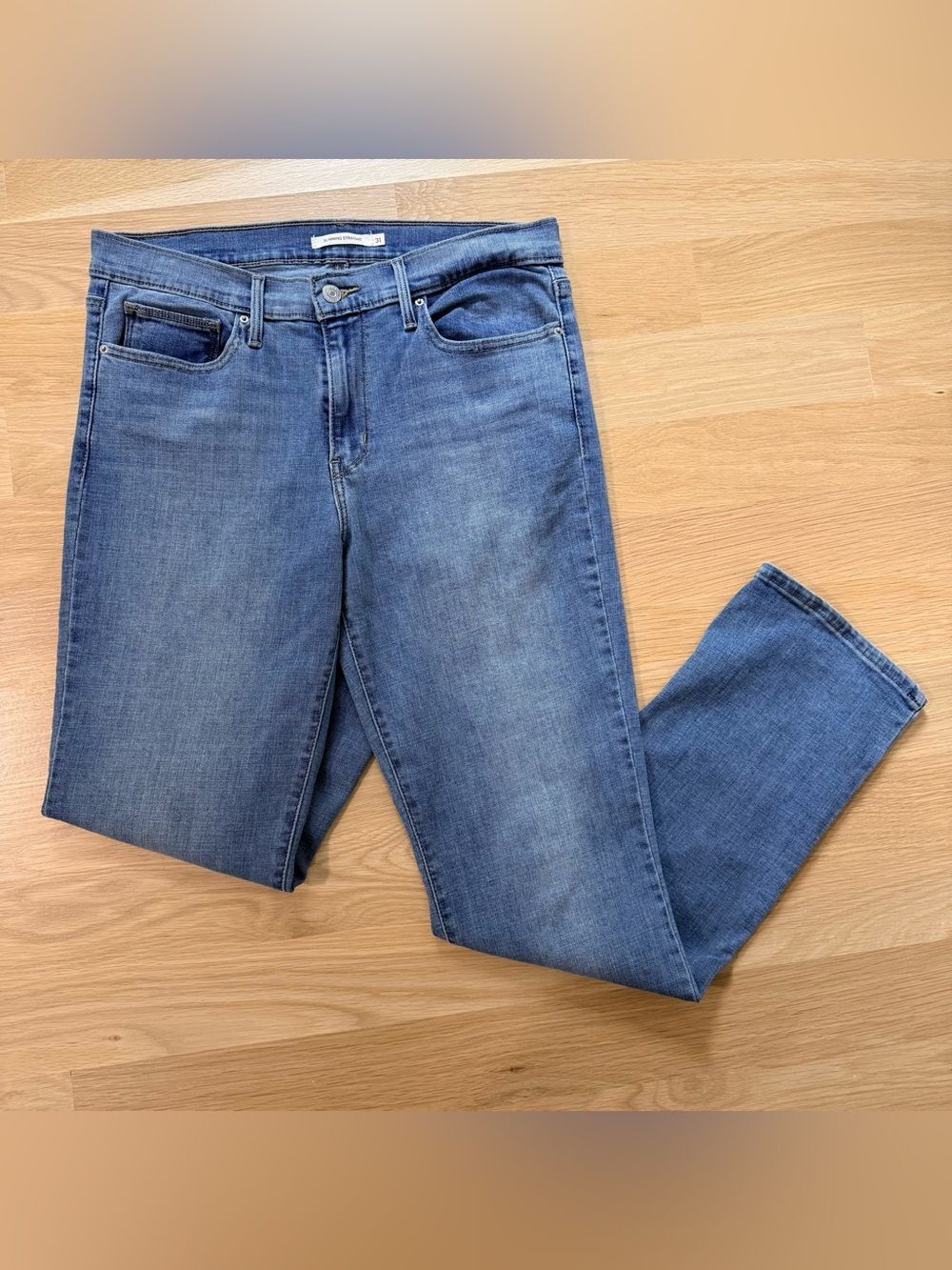 LEVIS Women’s Slimming Straight Jeans Medium Blue Wash Size 31